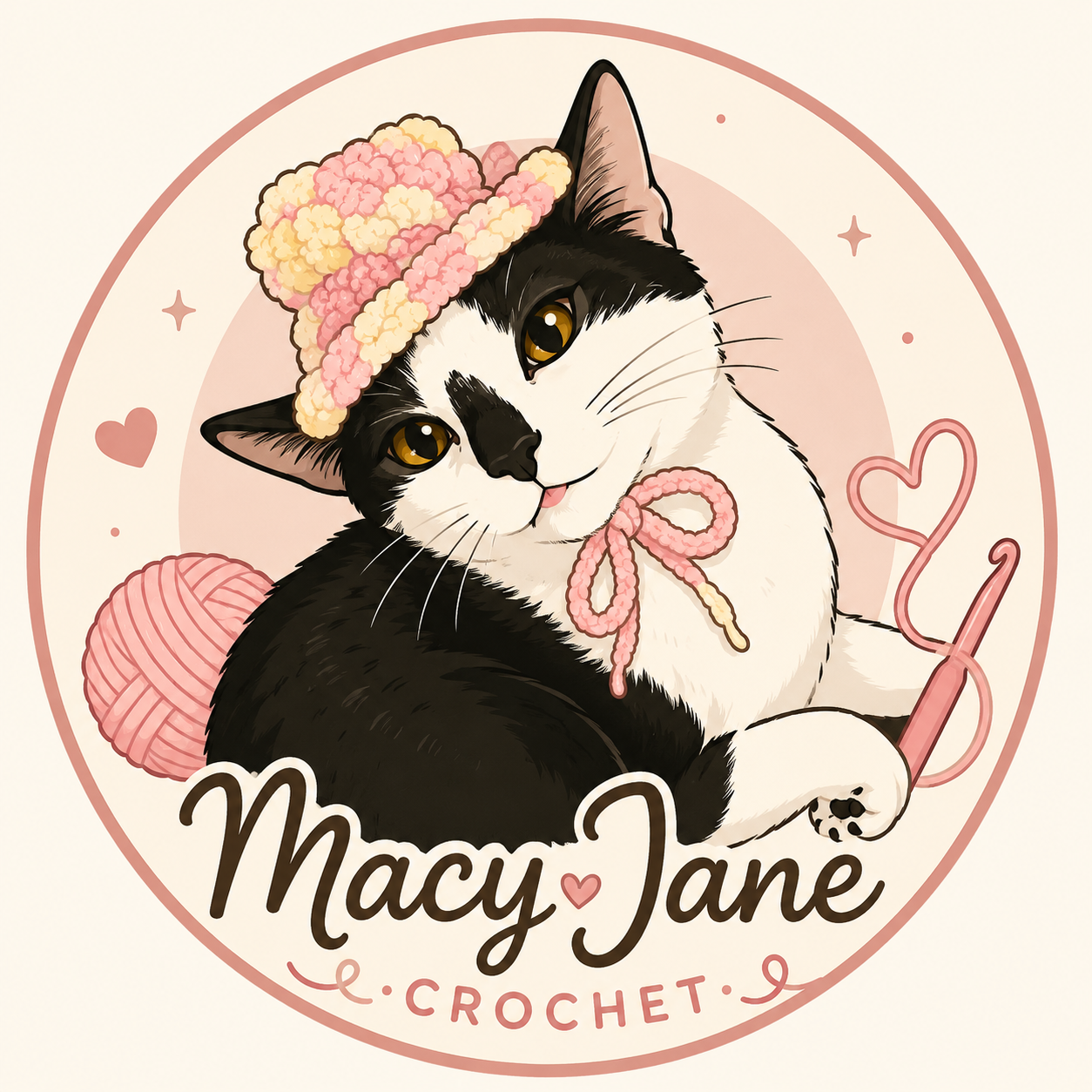 Afbeelding met Logo: Macy Jane Crochet. In het logo zie je een zwart-witte kat met een gehaakte hoed en de kat heeft een haaknaald vast.